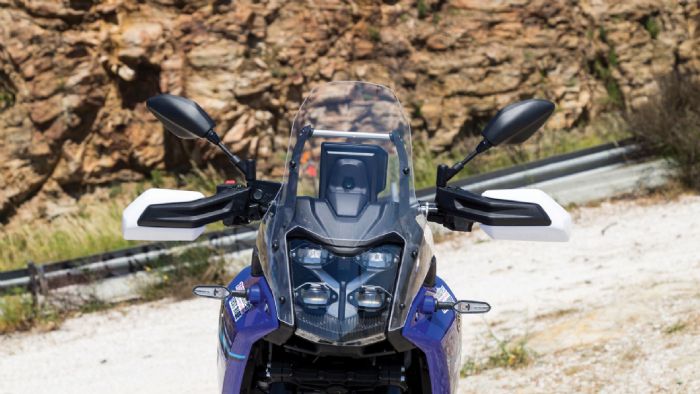 Κοιτώντας το μοντέλο από μπροστά θα ξεχωρίσεις και τα νέα φωτιστικά σώματα που αποτελούνται από 4 ορθογώνιους LED προβολείς.