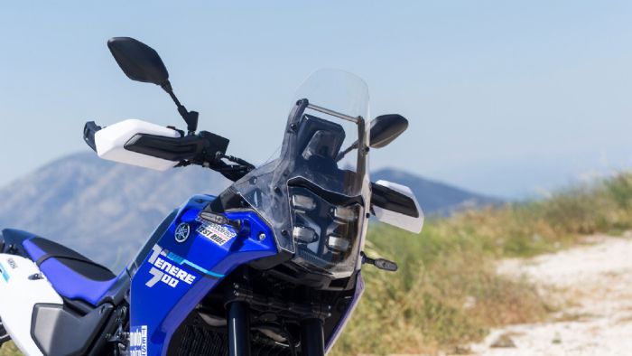 Κοιτώντας το μοντέλο από μπροστά θα ξεχωρίσεις και τα νέα φωτιστικά σώματα που αποτελούνται από 4 ορθογώνιους LED προβολείς.