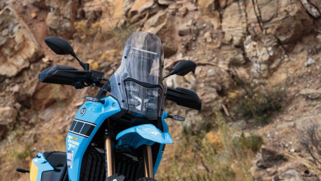 Η νέα σύνθεση προβολέα δίνει στο μούτρο μία πιο επιθετική όψη (αλλά και καλύτερο φωτισμό), ενώ ο αποκλειστικός χρωματισμός Heritage με βάση το γαλάζιο και λεπτομέρειες σε μαύρο και κίτρινο με τα εμβληματικά Speedblocks, αποτίνει φόρο τιμής στην αγωνιστική κληρονομιά της Yamaha.