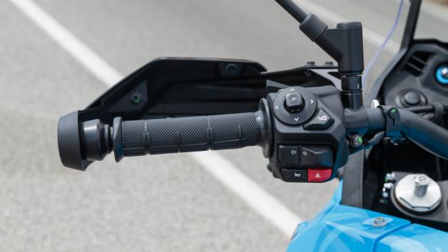 Οι διακόπτες των φλας διαθέτουν μάλιστα 2 σκάλες όταν τους πατάς, με την πρώτη να τα ανάβει για 3 μόνο φορές διαδοχικά, ενώ ακόμα και με το πλήρες πάτημα ακυρώνονται αυτόματα μετά από 15 δευτερόλεπτα.