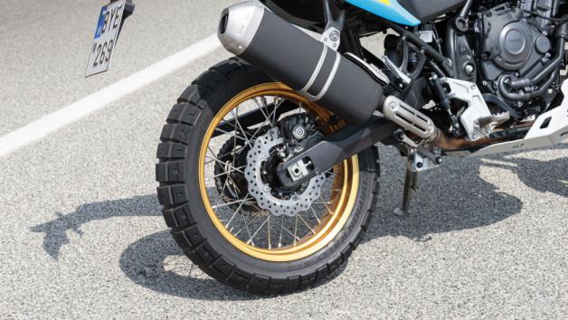 Το σύστημα πέδησης έρχεται αυτούσιο δεν έχει αλλαγές, με δύο δίσκους 282χλστ εμπρός με δαγκάνες 2 εμβόλων και έναν δίσκο 245χλστ πίσω με δαγκάνα ενός εμβόλου και οι 3 της Brembo. 