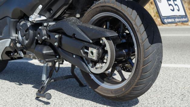 Tο μονό αμορτισέρ με το μακρύ ψαλίδι και την τοποθέτηση του κινητήρα απευθείας σε αυτό, δημιουργούν ένα συμπαγές σύνολο που παντρεύει τον σπορ χειρισμό μοτοσυκλέτας και τις ανέσεις ενός scooter στην ίδια πρόταση.