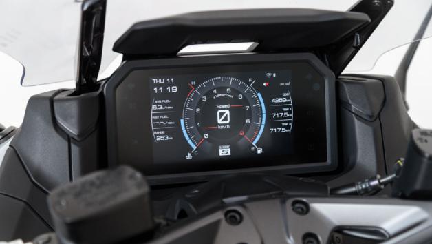 Η έγχρωμη TFT 7 ιντσών  διαθέτει 3 διαφορετικές απεικονίσεις γραφικών-η μια είναι καινούργια- με πλήθος πληροφοριών και ένδειξη πίεσης ελαστικών (TPMS) στην έκδοση Tech MAX.