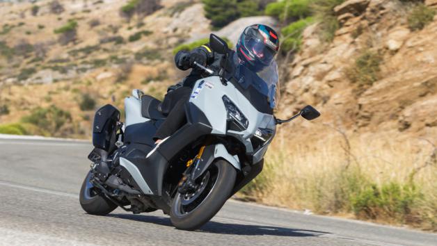 Σε φιδίσιες διαδρομή, το ΤΜΑΧ αψηφά τη scooterισια λογική, αναδεικνύοντας τον σπορ χαρακτήρα του και βγάζει τη μοτοσυκλέτα που κρύβει μέσα του.