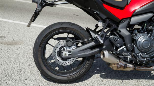 Οι νέοι αλουμινένιοι τροχοί Spinforged αντισταθμίζουν ένα μέρος του έξτρα βάρους, καθώς είναι ελαφρύτεροι και μειώνουν τις περιστρεφόμενες μάζες, ενώ ντύνονται με τα Road 6 GT της Michelin, σε διαστάσεις 120/70-17 εμπρός και 180/55-17 πίσω.