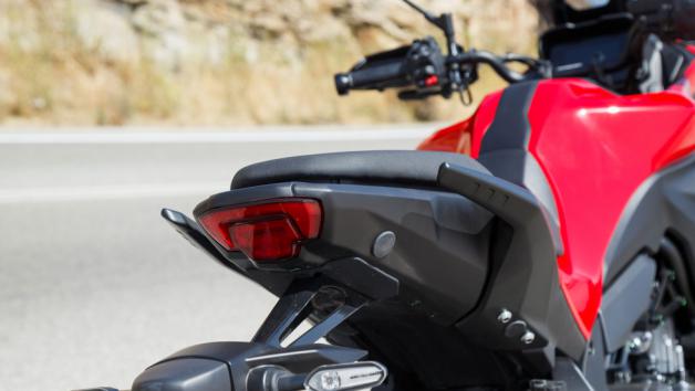 Τα πλαστικά που διατρέχουν το ρεζερβουάρ και καταλήγουν κάτω από τη σέλα του αναβάτη τονίζουν την λεπτεπίλεπτη σιλουέτα του Tracer 7, ενώ και η ουρά του είναι εντελώς νέα, έχοντας μία πιο «μυτερή» κατάληξη, πιο μίνιμαλ φωτιστικό σώμα και ξεχωριστή πλέον σέλα συνεπιβάτη.