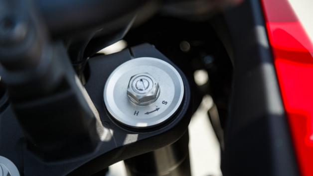 Στις αναρτήσεις έχουμε ένα νέο ανεστραμμένο πιρούνι 41χλστ της ΚΥΒ εμπρός με ρυθμιζόμενη απόσβεση επαναφοράς και ένα monoshock αμορτισέρ πίσω με ρυθμιζόμενη προφόρτιση και επαναφορά που εδράζεται σε μοχλικό. Έχουν διαδρομές 130 και 139χλστ στον τροχό αντίστοιχα και αποτελούν βασικά συστατικά της βελτιωμένης οδηγικής συμπεριφοράς του Tracer 7.