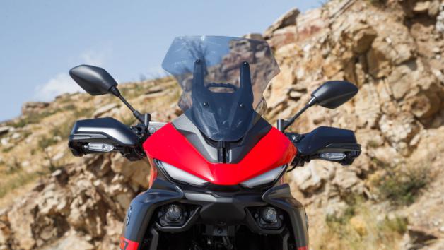 Ρυθμίζεται πολύ εύκολα με ένα χέρι ακόμα και εν κινήσει και έχει εύρος ρύθμισης 60 χιλιοστών.