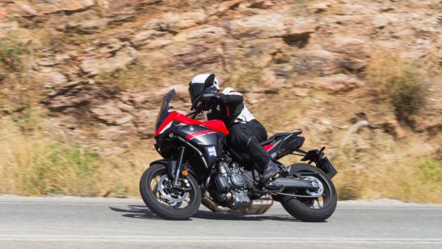 Επειδή όπως δηλώνει και η Yamaha μιλάμε για ένα sport-touring μοντέλο, το Tracer 7 τα καταφέρνει αρκετά καλά και στο επαρχιακό «στροφιλίκι», με τις πιο σφιχτές αναρτήσεις και το στιβαρό πλαίσιο να ακούν τις εντολές του αναβάτη στις στροφές παρέχοντας πλήρη πληροφόρηση.