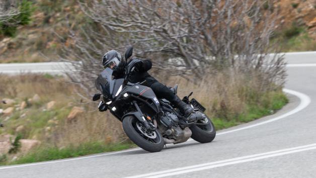 Στην πράξη, το Tracer 7 Y-AMT αποδεικνύεται ευέλικτο και φιλικό. Μέσα στην πόλη κινείται άνετα ανάμεσα στα αυτοκίνητα, με ομαλή απόκριση και ισορροπημένο ζύγισμα που δεν κάνει τα κιλά του αισθητά.