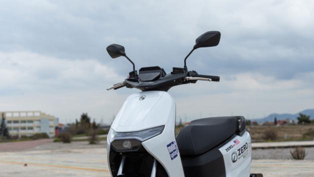 Ο κεντρικός προβολέας LED συνδυάζεται με ένα λεπτό DRL «φρύδι» στο μπροστά μέρος