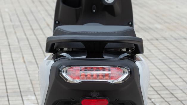 Το πίσω φανάρι είναι πιο απλό σχεδιαστικά αλλά πλήρως λειτουργικό. 