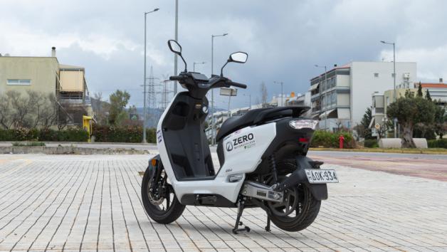 Ο χρόνος φόρτισης υπολογίζεται στις 4,5 ώρες για φόρτιση μέχρι το 90% και στις 5 ώρες για πλήρη φόρτιση στο 100%. 