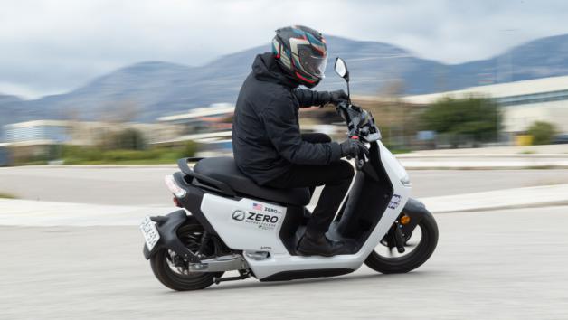 Οι μαζεμένες διαστάσεις του είναι σαφώς ένα ιδιαίτερα χρήσιμο προτέρημα μέσα στους μποτιλιαρισμένους αστικούς δρόμους, την ίδια στιγμή που η τελική ταχύτητα των 100χλμ/ω θα σου επιτρέψει άνετα να κινηθείς  σε αυτοκινητόδρομο και με δεύτερο άτομο στη σέλα. 