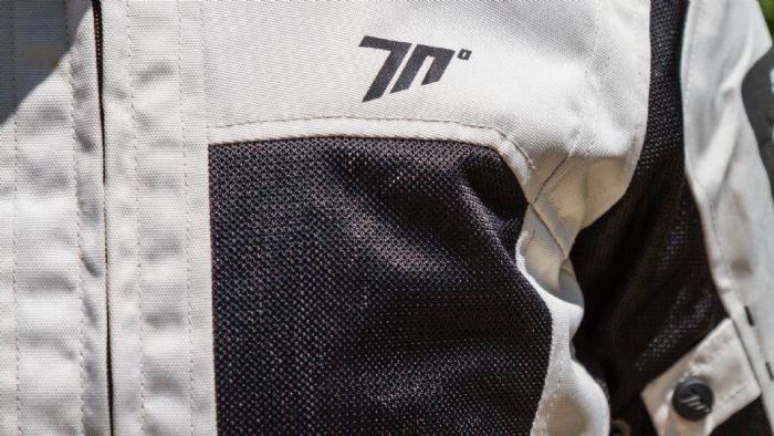 Υπάρχουν πολλά ανακλαστικά σημεία σε όλο το jacket.