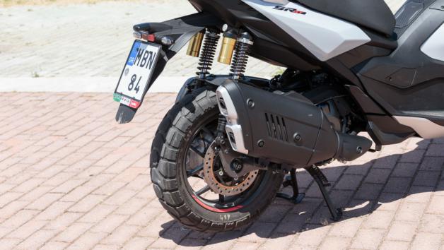 Στην καρδιά του SR GT 400 βρίσκεται ο γνωστός μονοκύλινδρος κινητήρας των 399κ.εκ. του Beverly, ένα σύνολο που έχει ήδη αποδείξει την αξία του προσφέροντας ισχυρές επιδόσεις αλλά και πολιτισμένη λειτουργία. 