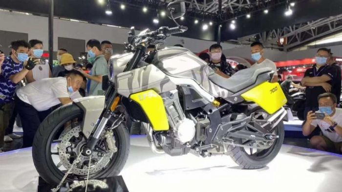 Το νεορετρό σχέδιο είναι σαφές στο Tang Knife. 