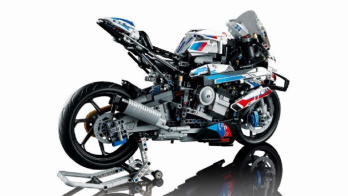 H BMW M1000RR της Lego, συναρμολογημένη. 