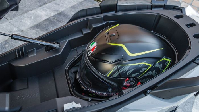 Κάτω από τη σέλα θα χωρέσουν ένα full face, ένα jet κράνος και διάφο
ρα μικροπράγματα. Το σύστημα Flexcase επεκτείνει τις δυνατότητες του χώρου αποσκευών, αλλά μόνο όταν σταθμεύσετε.