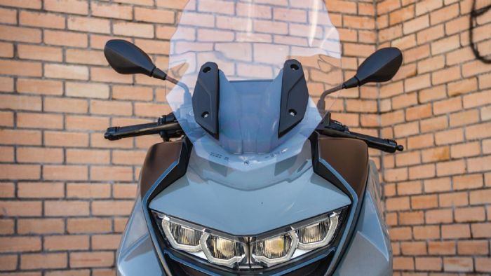 Το φανάρι με τους τετραπλούς προβολείς και  τα ενσωματωμένα φώτα ημέρας σε σχήμα ξαπλωμένου μισοφέγγαρου, προσδίδει στο GT μια χαρακτηριστική ταυτότητα.