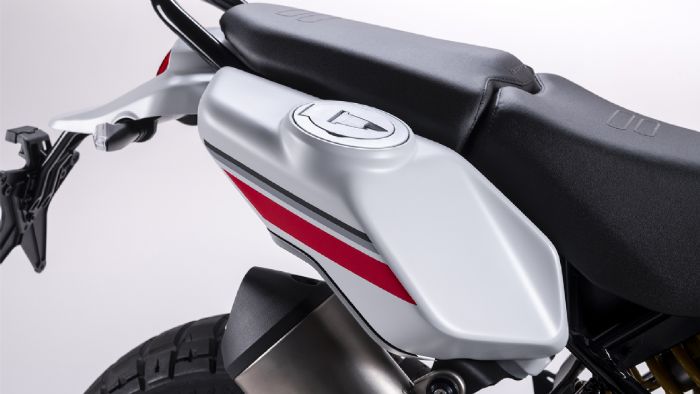 Ιδού το δεύτερο ρεζερβουάρ καυσίμου των 8 λίτρων, που είναι στον προαιρετικό εξοπλισμό. 