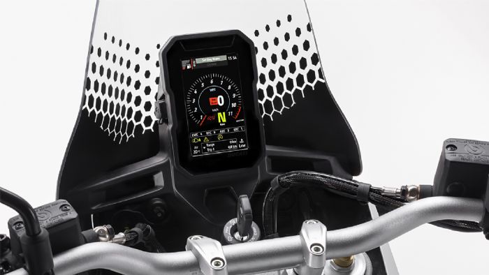 Η απεικόνιση των ενδείξεων από την κατακόρυφη οθόνη TFT των 5 ιντσών. 