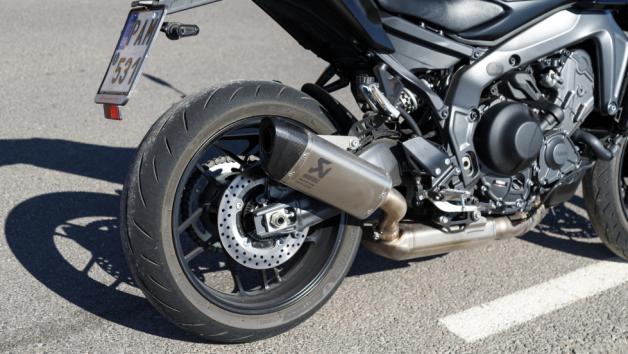 Οι μετρήσεις μας έδειξαν ότι η MT-09 YAMT χρειάζεται μόλις 3,78” για να πιάσει τα 100 χλμ από στάση και 3,5” για να επιταχύνει από τα 60 στα 120 χλμ., ενώ στον τομέα της κατανάλωσης το αυτόματο κιβώτιο απέδειξε την οικονομική του φύση, με την μέση κατανάλωση να φτάνει τα 5,1 λίτρα ανά 100 χλμ.