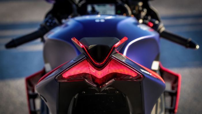 Το πίσω μέρος έγινε ακόμη πιο αιχμηρό συμβαδίζοντας με την ανανεωμένη σχεδίαση