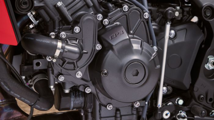 O CP3 κινητήρας καλύπτει τις προδιαγραφές Euro 5 αγγίζοντας πλέον τα 889 κυβικά. Με 119 ίππους, περισσότερη ροπή στο χαμηλο-μεσαίο φάσμα στροφών και ομαλότερη απόκριση γίνεται ακόμα πιο απολαυστικός