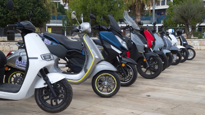 Τα scooters σε παράταξη, στον Πειραιά. 