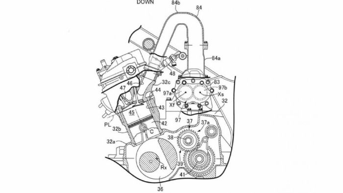 Όψη του κινητήρα από την αριστερή πλευρά, από την οποία φαίνονται η τοποθέτηση του κομπρέσορα και του αυλού εισαγωγής. 