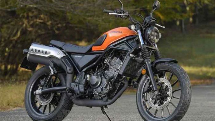 Η Honda CL300 στις δύο εκδοχές της: Την ελαφρώς πιο πλούσια λευκή, αλλά και την βασική πορτοκαλί. Η Honda CL300 στις δύο εκδοχές της: Την ελαφρώς πιο πλούσια λευκή, αλλά και την βασική πορτοκαλί.