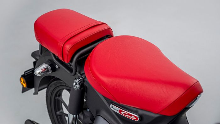 To μοντέλο αποκτά πλέον και σέλα συνεπιβάτη. 