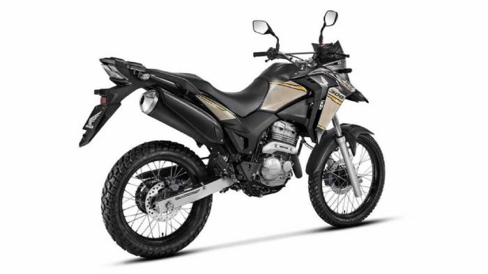 Η σχεδίαση και η φιλοσοφία της XRE θυμίζει τα dual-purpose μοντέλα που έχουμε δει από πολλές εταιρείες. 