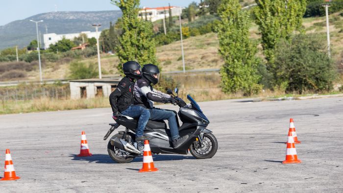 To Keeway Vieste 300 ακινητοποιήθηκε σε 40,9 μέτρα με 1 άτομο, ενώ με δεύτερο άτομο χρειάστηκε άλλα 5,2 μέτρα. 