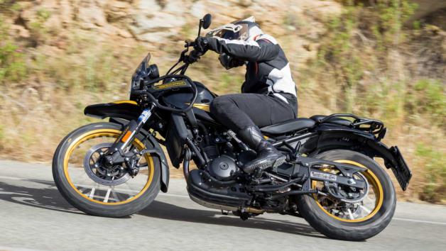 H Royal Enfield διατείνεται ότι η Himalayan 450 “φτιάχτηκε για κάθε δρόμο και για εκεί που δεν υπάρχουν δρόμοι” και μπορούμε να πούμε ότι σε γενικές γραμμές αυτή η μαρκετίστικη ατάκα ανταποκρίνεται αρκετά καλά και στην πραγματικότητα.
