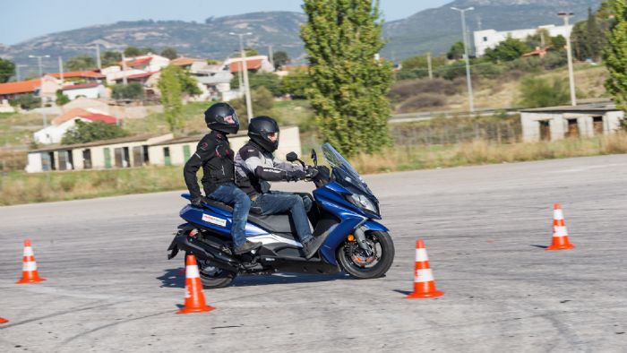 Το KYMCO Downtown 350 ακινητοποιήθηκε σε 42,10 μέτρα με 1 άτομο στη σέλα. Το δικάβαλο προσέθεσε άλλα 7,1 μέτρα στην απαιτούμενη απόσταση. 