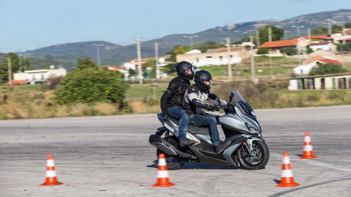 Το KYMCO XCiting-S 400 έπαιξε σε επίπεδο κορυφής: Δεύτερο με 39,90 μέτρα στο 1 άτομο αλλά πρώτο, με 40,10 μέτρα, στο δικάβαλο. 