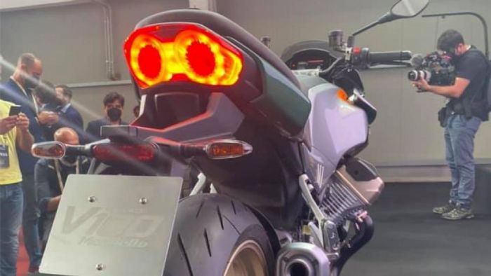 Το χαρακτηριστικό πίσω φανάρι που θυμίζει κινητήρες αεροσκάφους. 