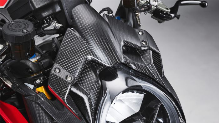 Το μασκάκι carbon της MV Agusta Brutale Nurburgring ντουμπλάρει και ως αεροδυναμικό βοήθημα. 