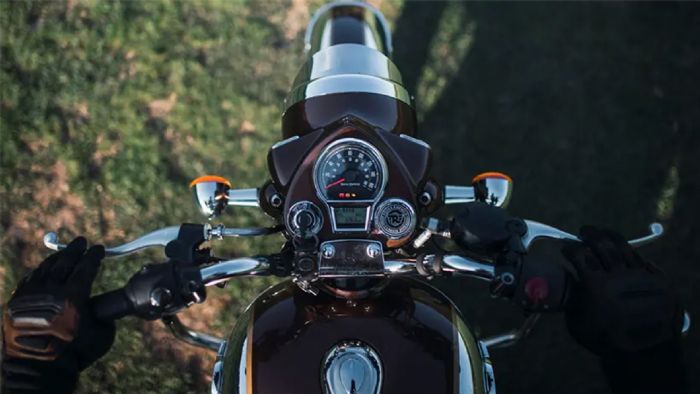 Ο πίνακας οργάνων με το αναλογικό στροφόμετρο και την οθόνη. 