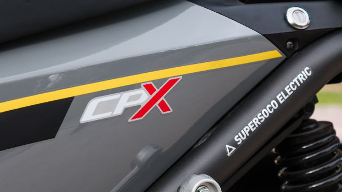 Το CPX αποτελεί την ναυαρχίδα των ηλεκτρικών scooter της Super Soco και κοιτά στα μάτια τον βενζινοκίνητο ανταγωνισμό των 125 κυβικών. 