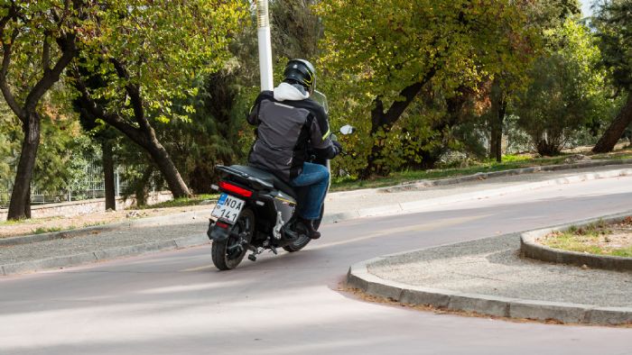 Οδηγώντας, το Super Soco παραπέμπει σε μοντέλο 125 κυβικών αντί σε ηλεκτροκίνητο scooter. 