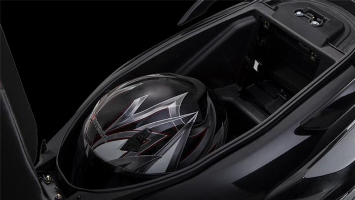 Χώρος 23 λίτρων κάτω από την σέλα, που μπορεί να φιλοξενήσει και 1 full-face κράνος.