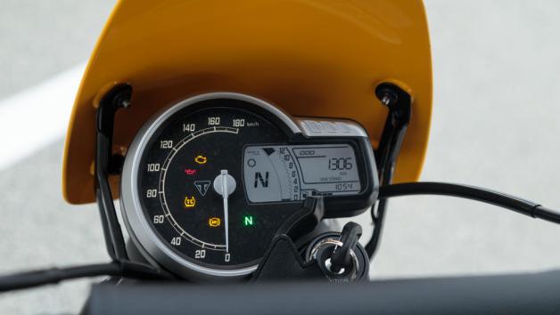 Τέλος η συνολική σχεδίαση του cockpit είναι απλή και λιτή με όλες τις απαραίτητες λειτουργίες να γίνονται με το πάτημα ενός κουμπιού.