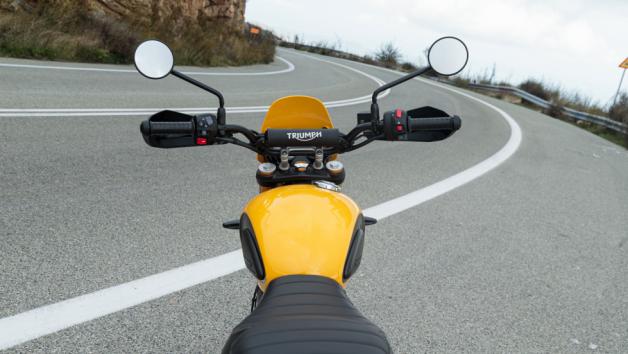 Η στενή εργονομία γύρω από το ρεζερβουάρ βοηθά τον αναβάτη να πατά πιο εύκολα στο έδαφος, παρά το σχετικά ψηλό ύψος, και ενισχύει την αίσθηση ελέγχου σε αστικές ή χωμάτινες συνθήκες.