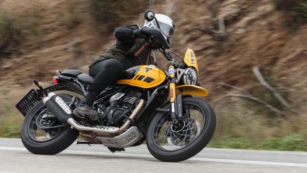 Εδώ παίζει ρόλο και το traction control, το οποίο στις δοκιμές μας δουλεύει υποδειγματικά, επεμβαίνοντας μόνο όταν χρειάζεται και με τρόπο που δεν ενοχλεί τον ρυθμό της οδήγησης.