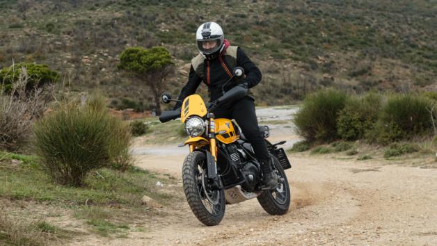 Κατά την οδήγηση, παρατηρήσαμε ότι το βεντιλατέρ ενεργοποιείται συχνά, χωρίς όμως να μεταφέρει ενοχλητική θερμότητα στα πόδια ή στο πλαίσιο. Η λειτουργία του είναι περισσότερο ακουστική παρά θερμική για τον αναβάτη.