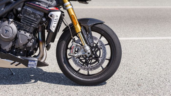 Όσο όμορφος είναι ο συνδυασμός Ohlins και Brembo αλλά τόσο αποδοτικός είναι στη γρήγορη οδήγηση.