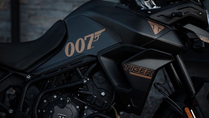 Ειδικά γραφικά σε συνδυασμό με τον χρωματισμό Matt Sapphire Black.